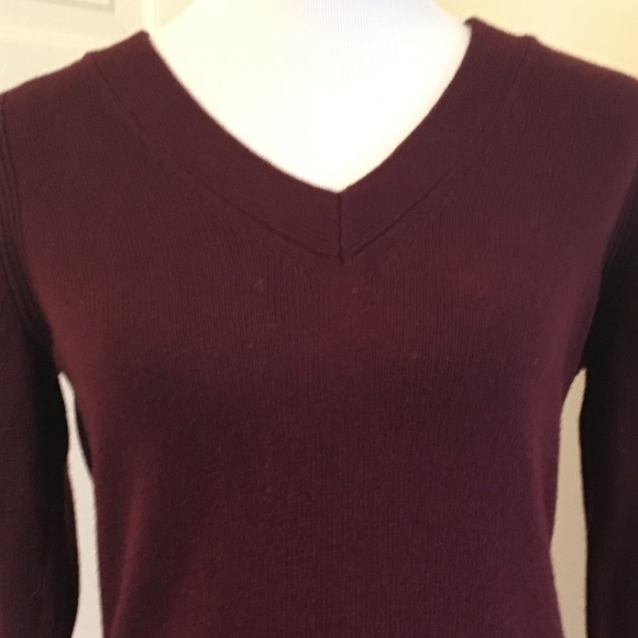 Banana Republic V-Neck Sweater Like New!! - Picture 5 of 6